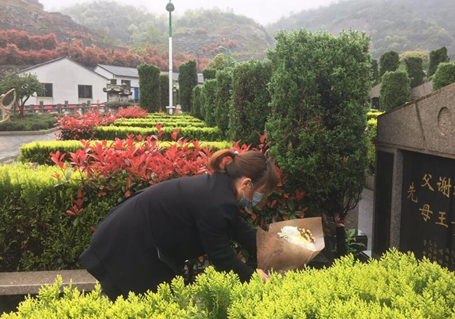 一墓一鲜花一鞠躬  322.png